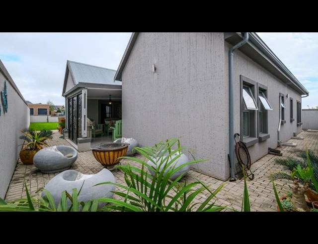 4 BEDROOM HOUSE FOR SALE IN BLUE MOUNTAIN VILLAGE